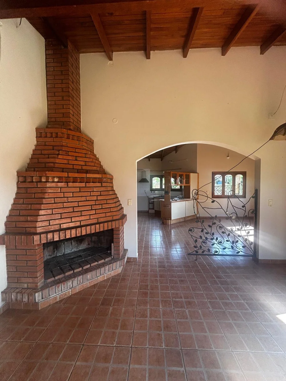 Bella Vista: 1.200 m² – amplia vivienda familiar con casa de huéspedes independiente - 8