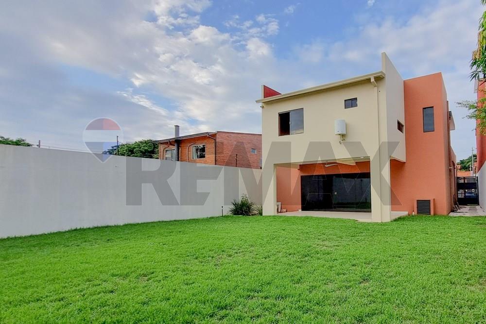 Casa de 3 Dormitorios y amplio patio en Fernando de la Mora. - imagen 7