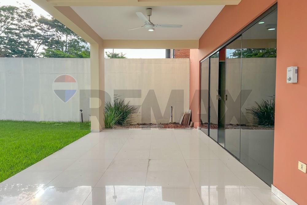 Casa de 3 Dormitorios y amplio patio en Fernando de la Mora. - imagen 9