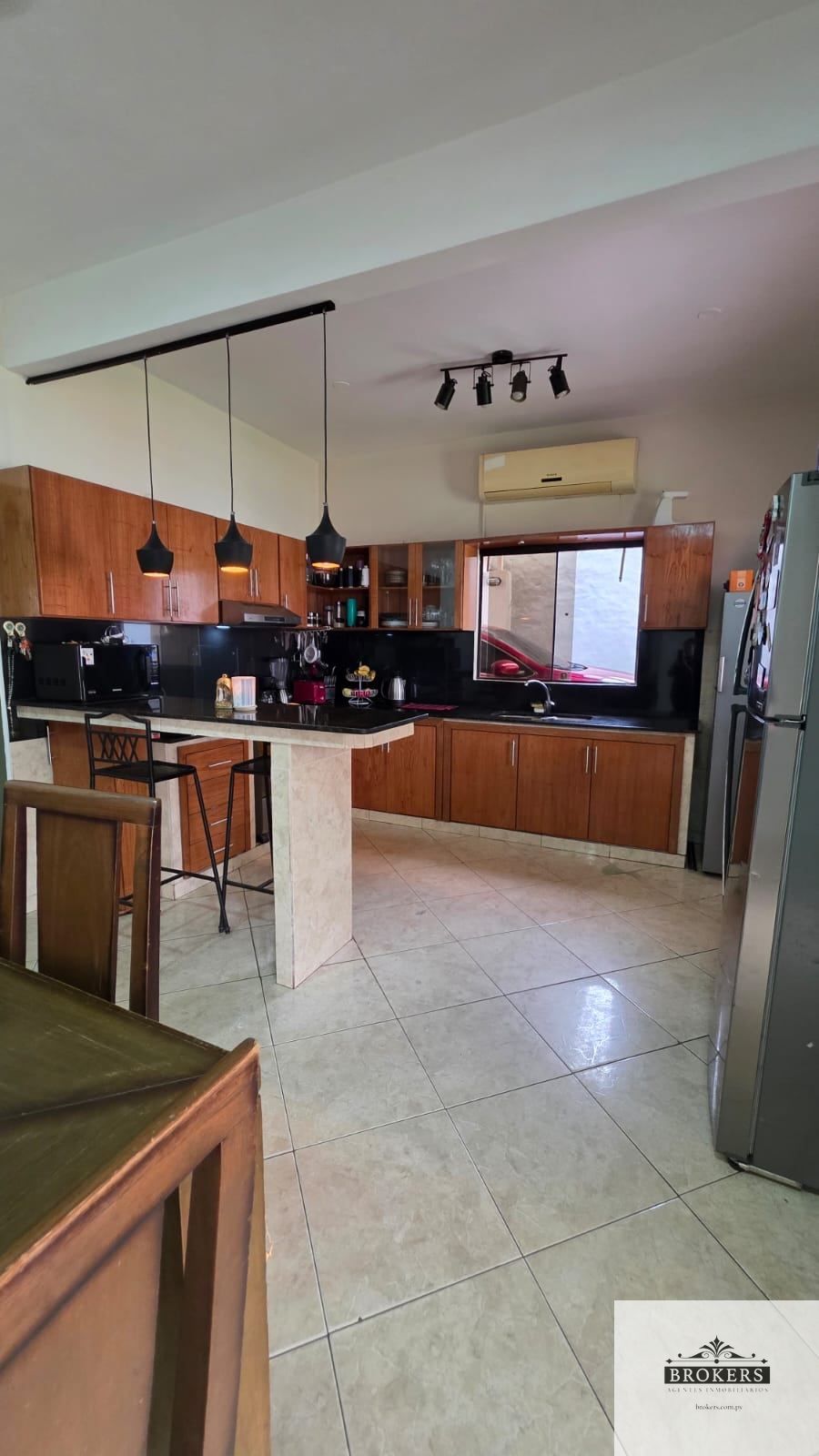 VENDO HERMOSA CASA DOS PLANTAS, 3 DORMIT. 4TO. BO. LUQUE - imagen 4