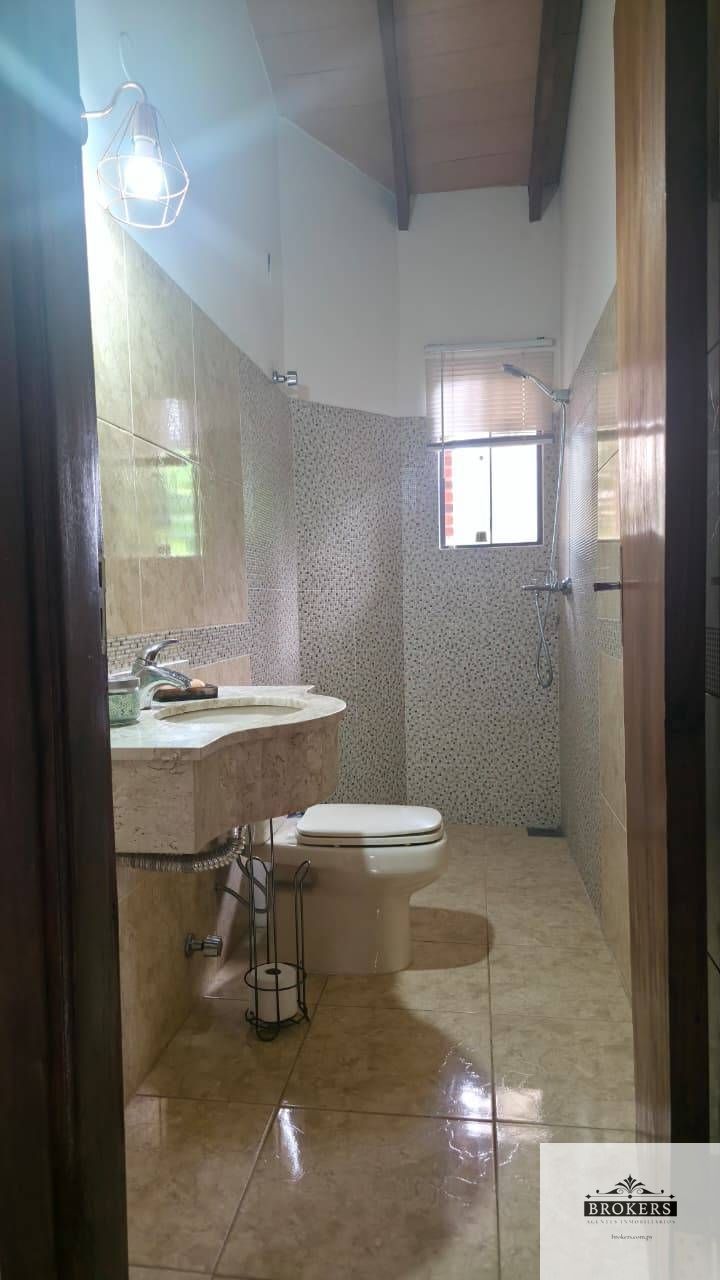 VENDO HERMOSA CASA DOS PLANTAS, 3 DORMIT. 4TO. BO. LUQUE - imagen 8
