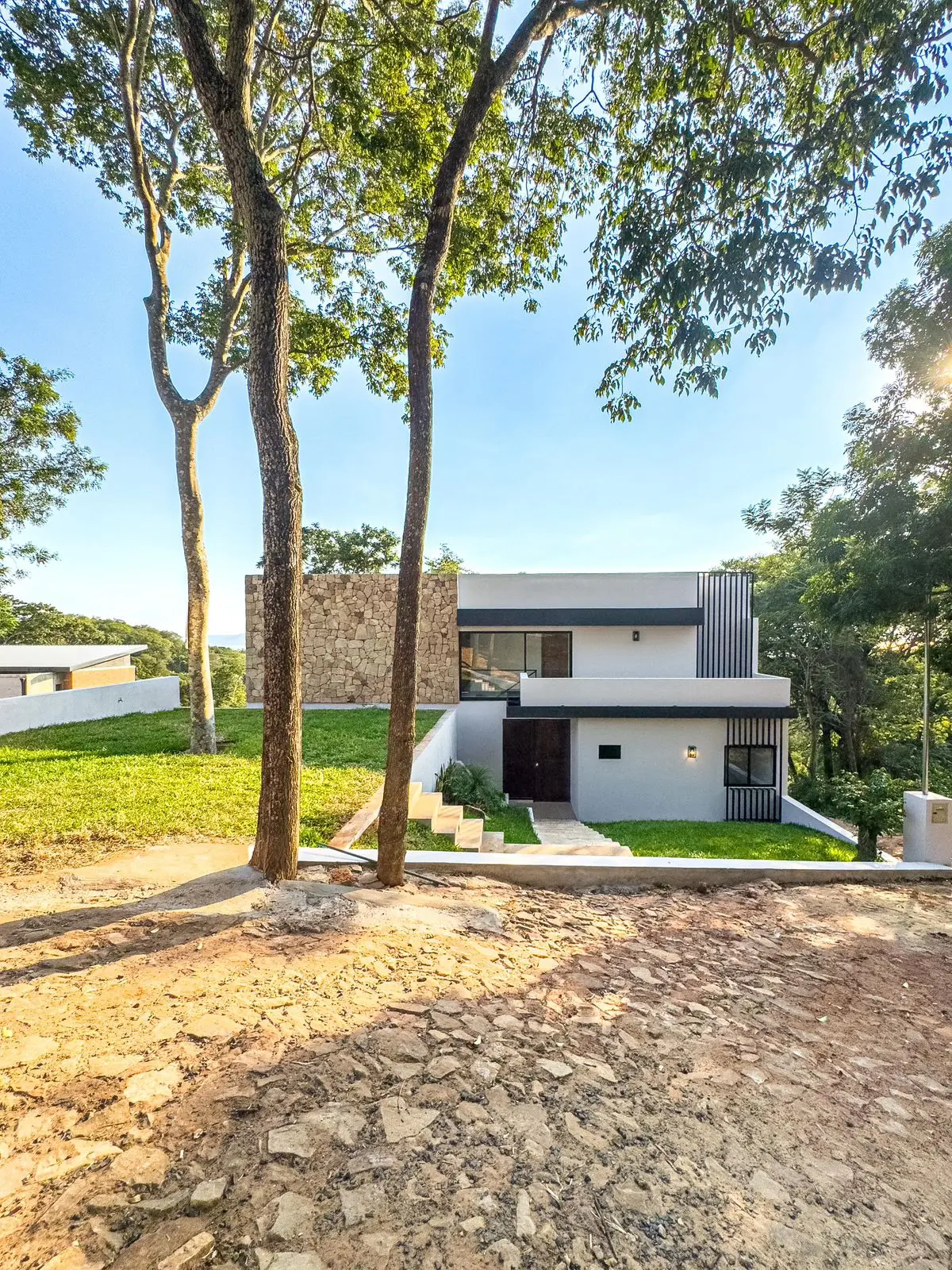 Residencia de 5 dormitorios a estrenar con vistas al Lago Ypacaraí – La Suiza, San Bernardino - 1