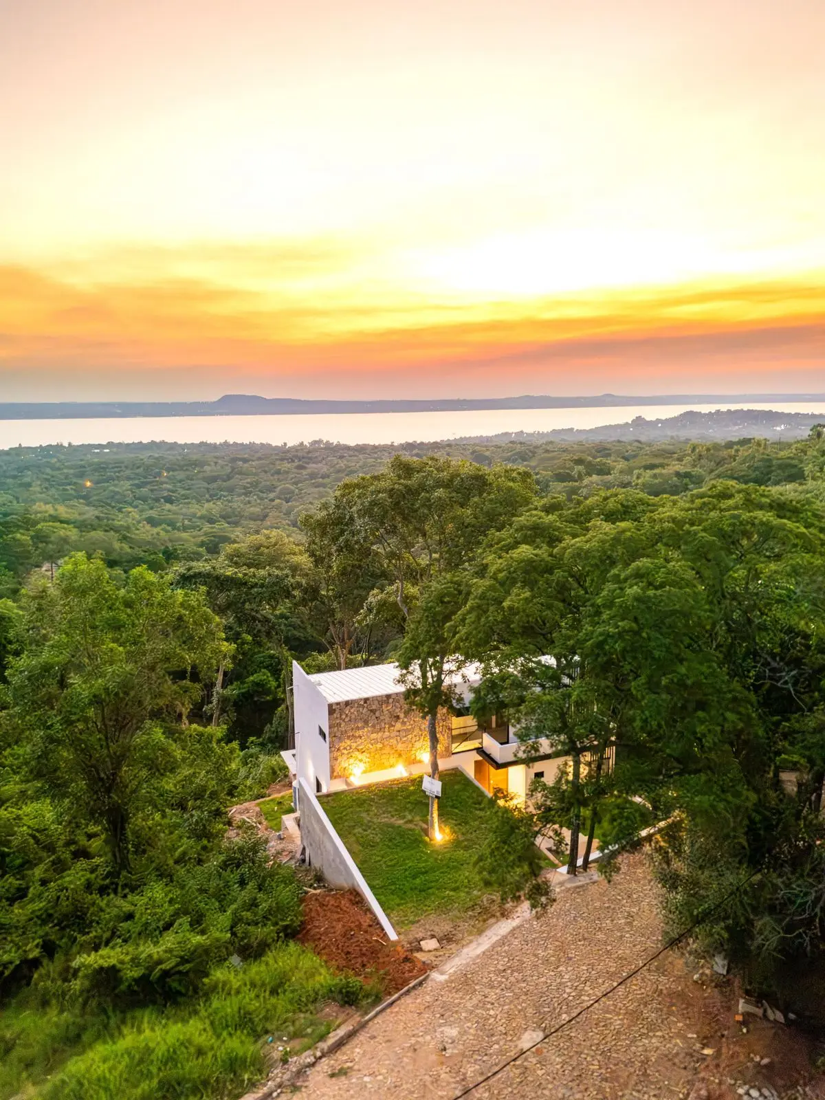 Residencia de 5 dormitorios a estrenar con vistas al Lago Ypacaraí – La Suiza, San Bernardino - 2