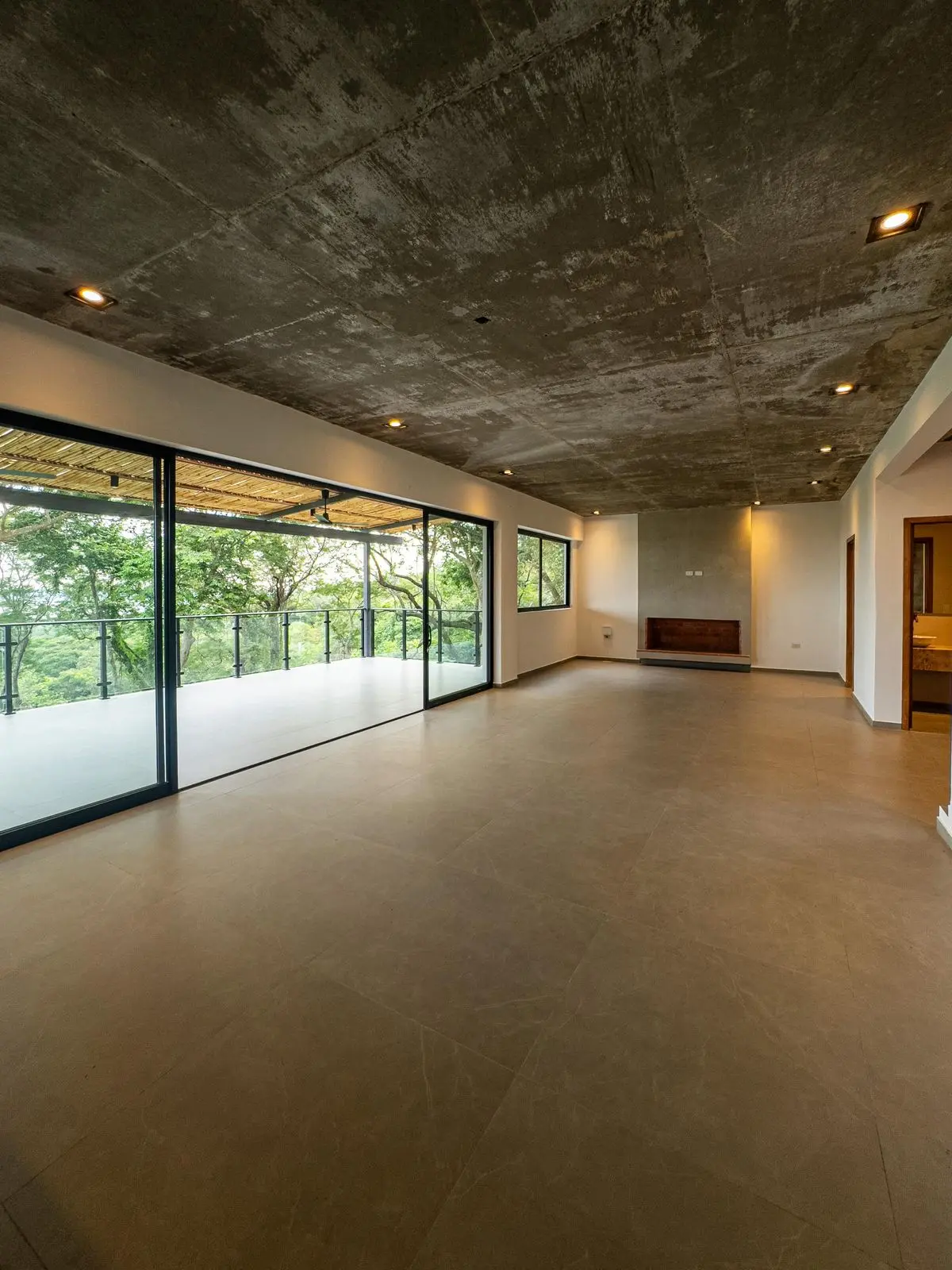 Residencia de 5 dormitorios a estrenar con vistas al Lago Ypacaraí – La Suiza, San Bernardino - 3