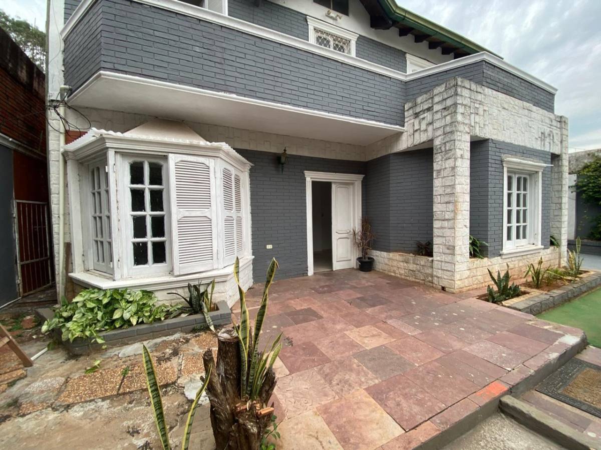 Two-story house with pool for sale in the Fernando de la Mora Norte area - 1