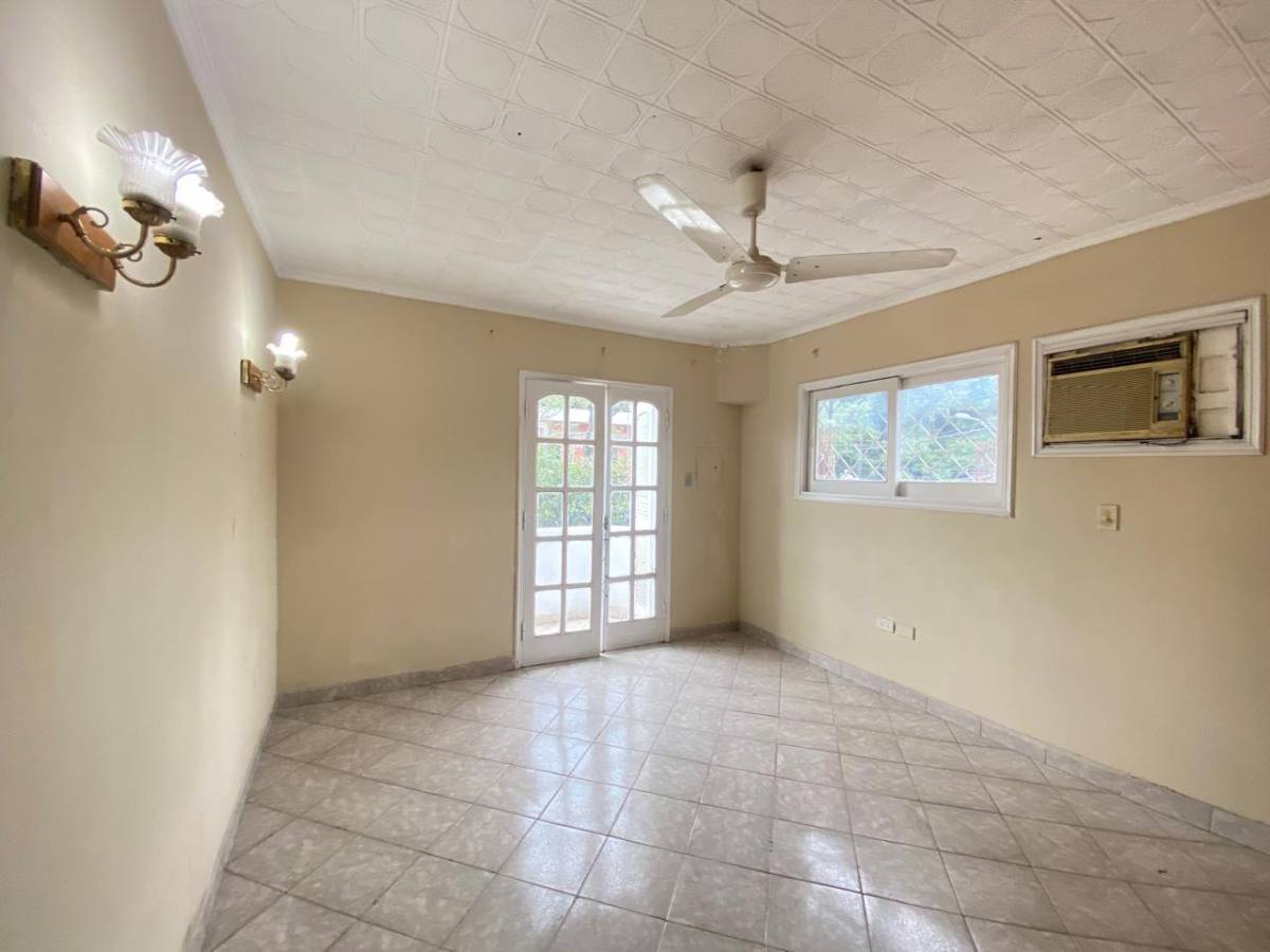 Two-story house with pool for sale in the Fernando de la Mora Norte area - 7