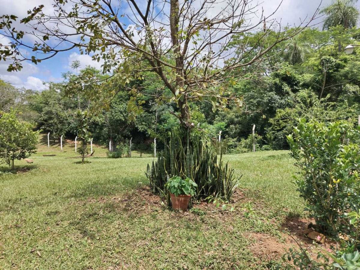 VENDO HERMOSA QUINTA CON PISCINA EN ITAUGUÁ - B° POTRERITO - 11
