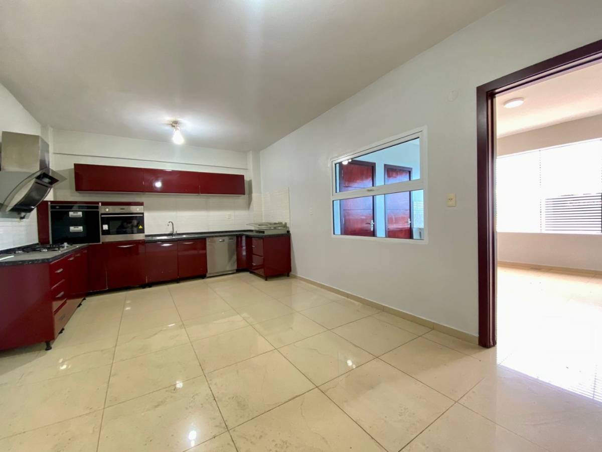 LARGE APARTMENT FOR SALE in Encarnación, Itapúa - imagen 9