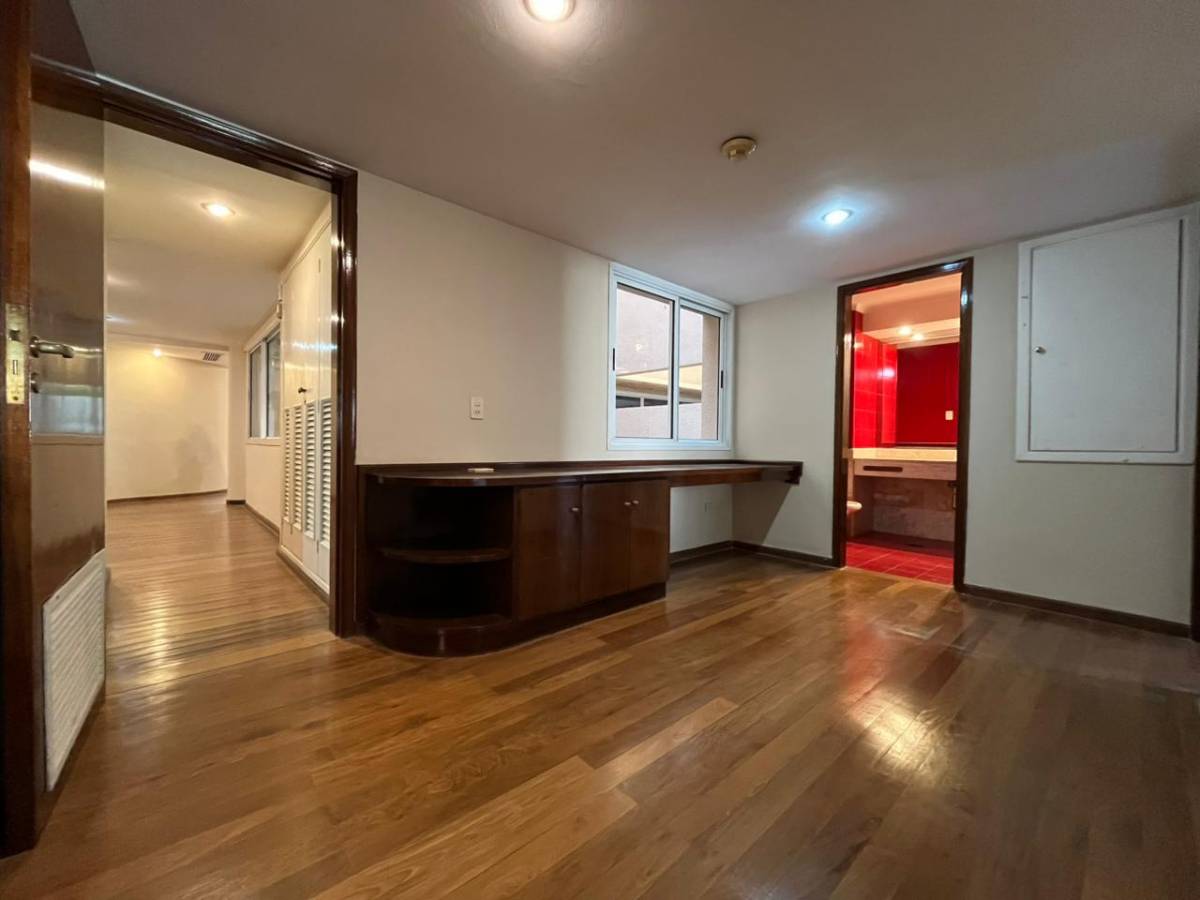 a spacious 3-bedroom apartment with 2 parking spaces in MANORA building, Asuncion - 5