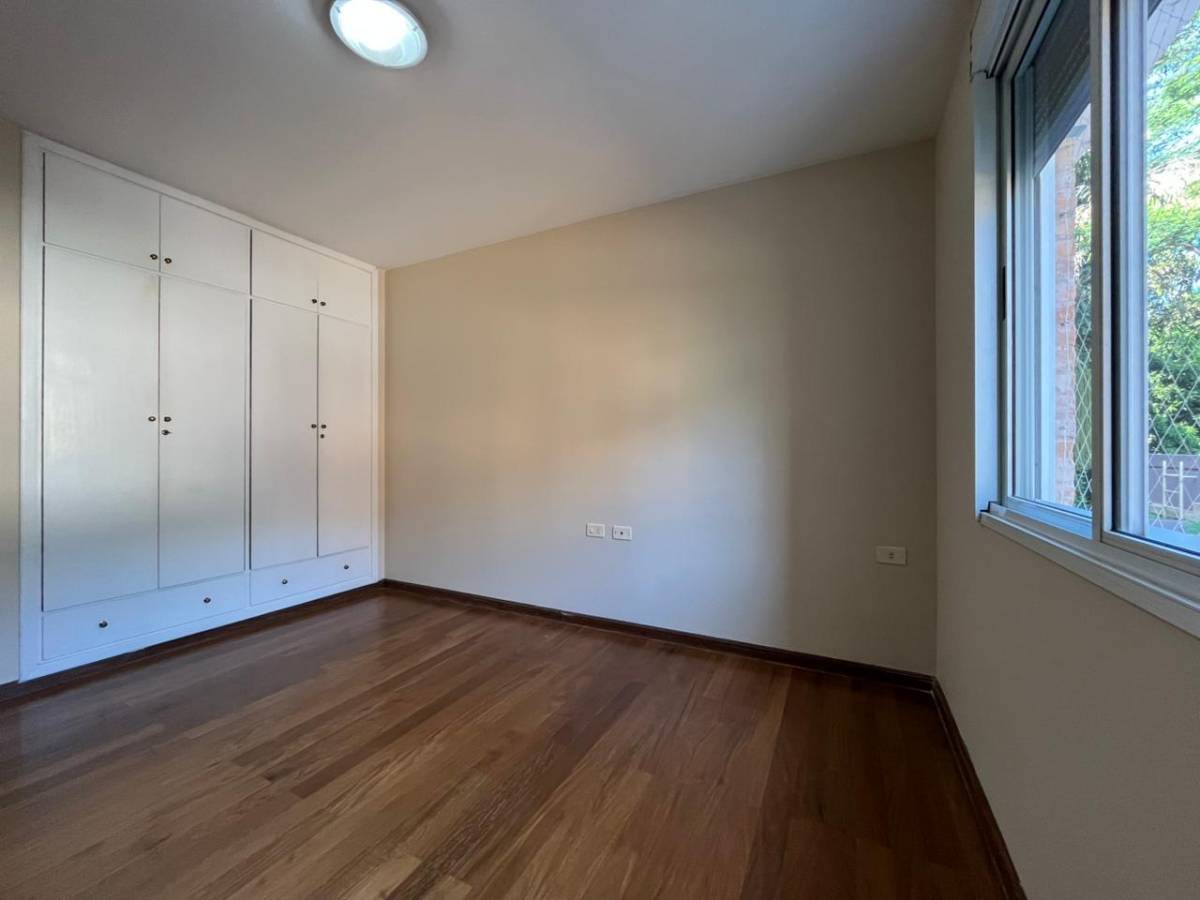 a spacious 3-bedroom apartment with 2 parking spaces in MANORA building, Asuncion - 7