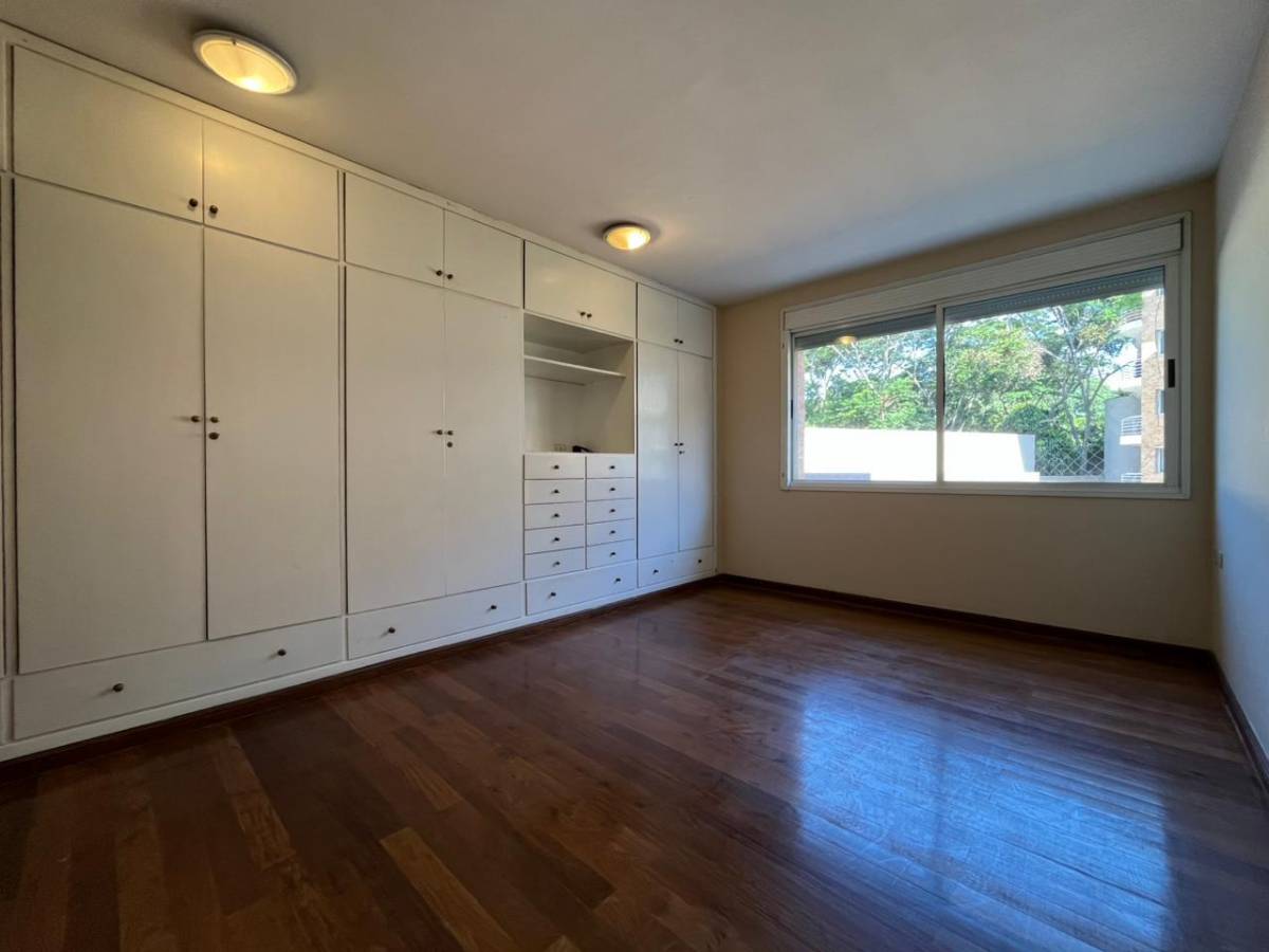 a spacious 3-bedroom apartment with 2 parking spaces in MANORA building, Asuncion - 8
