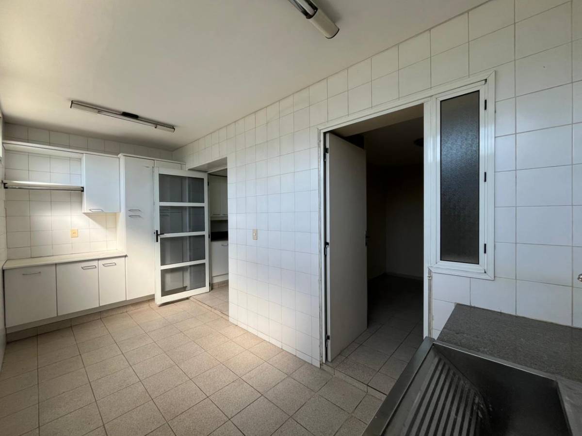 a spacious 3-bedroom apartment with 2 parking spaces in MANORA building, Asuncion - 10