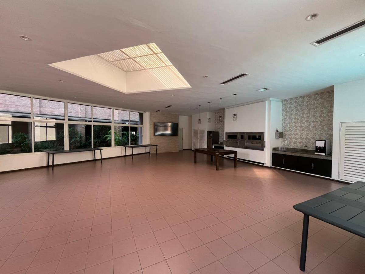 a spacious 3-bedroom apartment with 2 parking spaces in MANORA building, Asuncion - 13