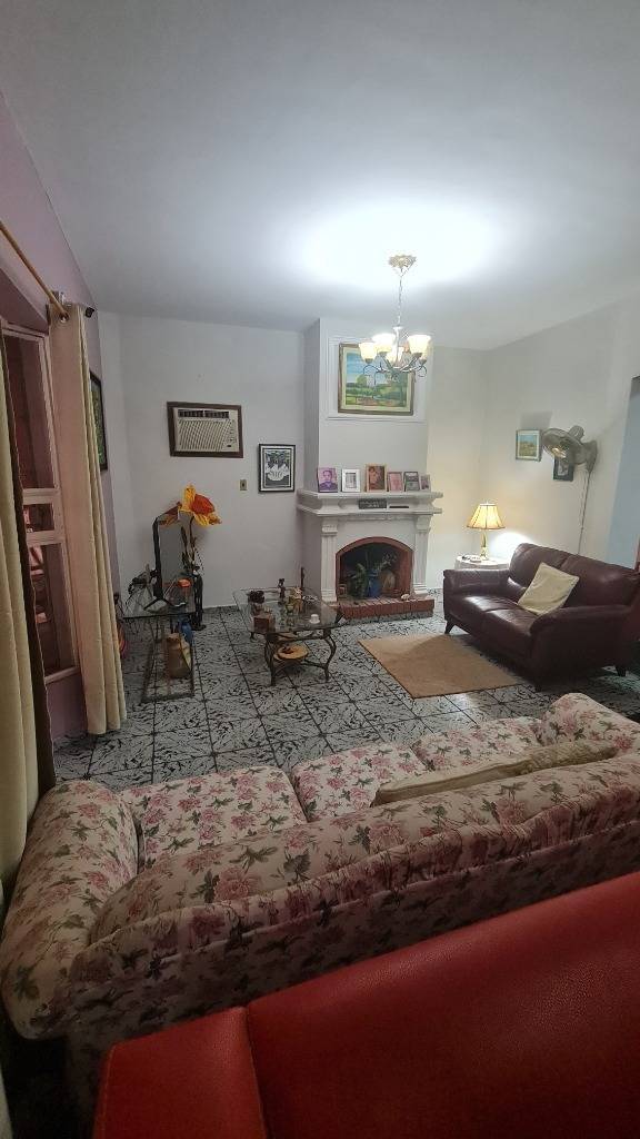 Casa en Venta en Barrio Las Lomas – Amplio Terreno frente a Plaza - imagen 2