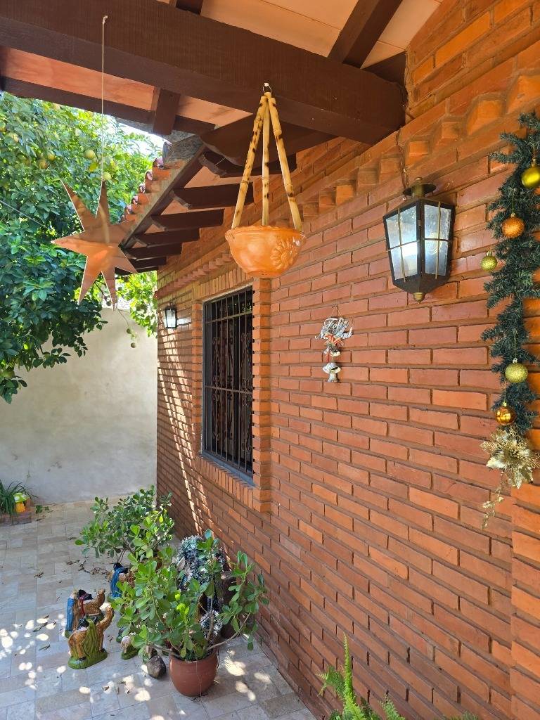 House for Sale in Luque, Central - 1