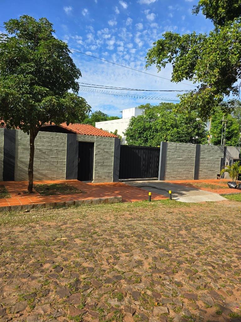 House for Sale in Luque, Central - 2