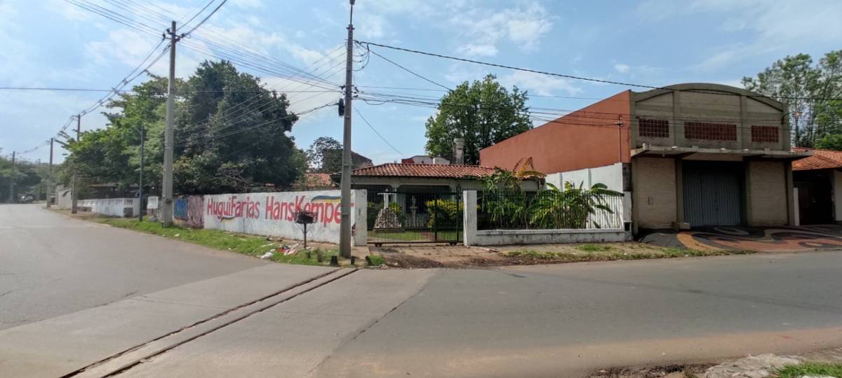 FOR SALE – SPACIOUS CORNER HOUSE ON PAVED STREET – DOWNTOWN LUQUE - 2