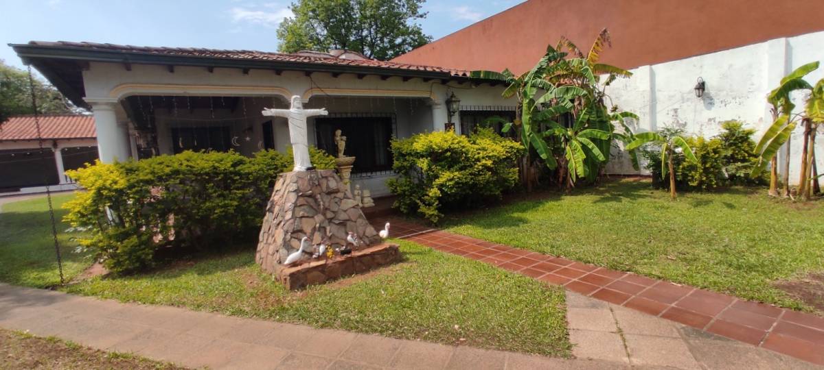 FOR SALE – SPACIOUS CORNER HOUSE ON PAVED STREET – DOWNTOWN LUQUE - 4