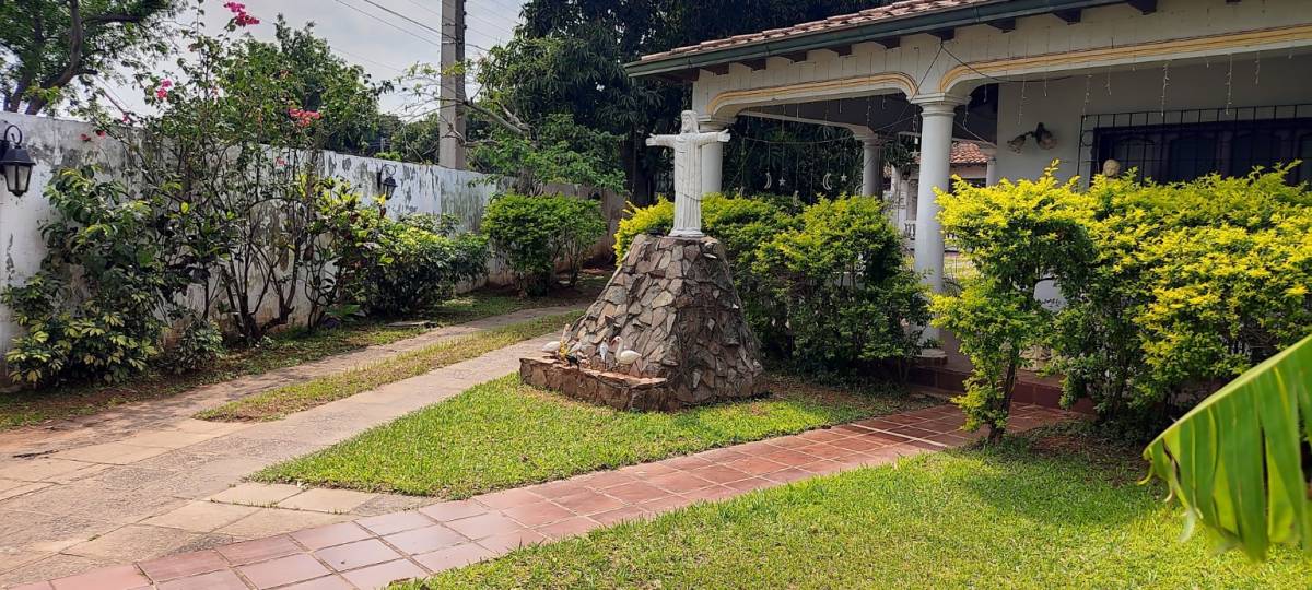 FOR SALE – SPACIOUS CORNER HOUSE ON PAVED STREET – DOWNTOWN LUQUE - 5
