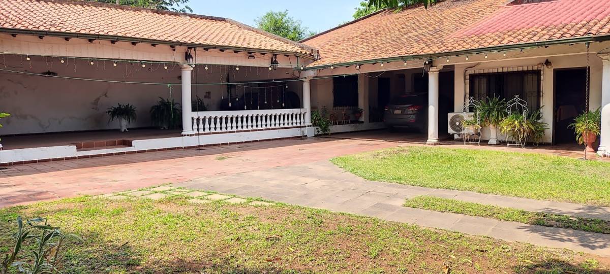 FOR SALE – SPACIOUS CORNER HOUSE ON PAVED STREET – DOWNTOWN LUQUE - 6
