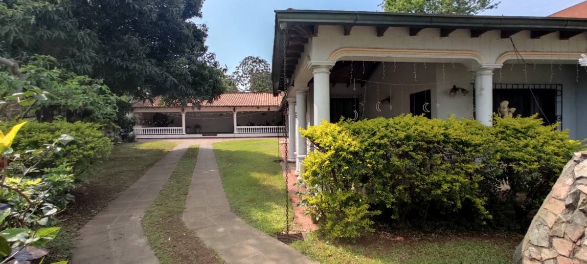 FOR SALE – SPACIOUS CORNER HOUSE ON PAVED STREET – DOWNTOWN LUQUE - 7