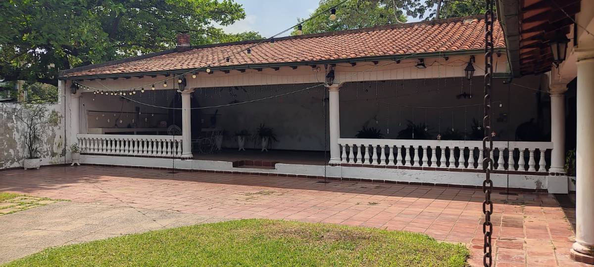 FOR SALE – SPACIOUS CORNER HOUSE ON PAVED STREET – DOWNTOWN LUQUE - 9