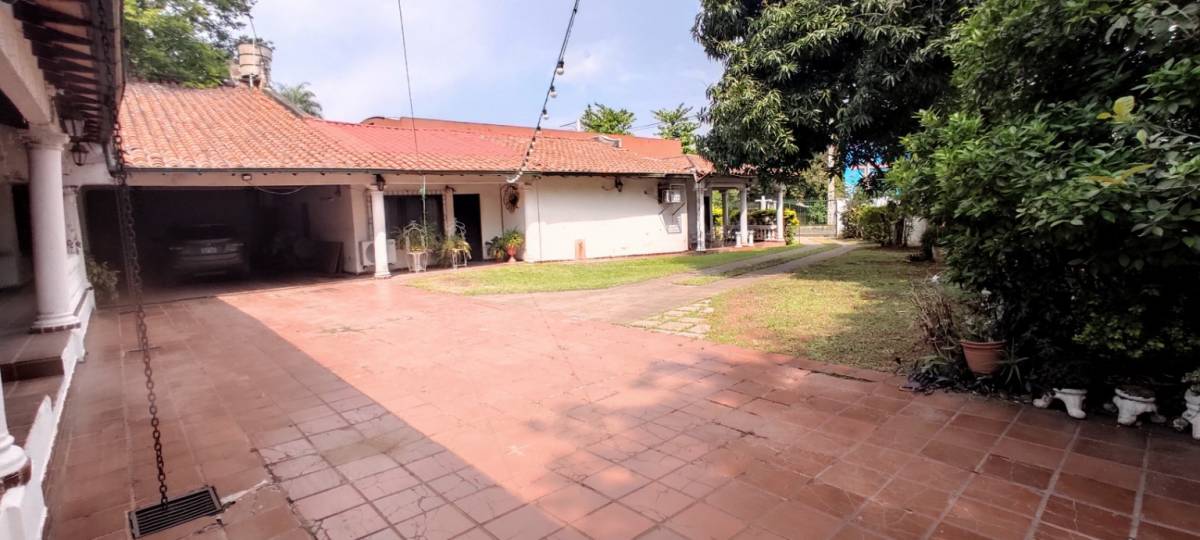 FOR SALE – SPACIOUS CORNER HOUSE ON PAVED STREET – DOWNTOWN LUQUE - 13