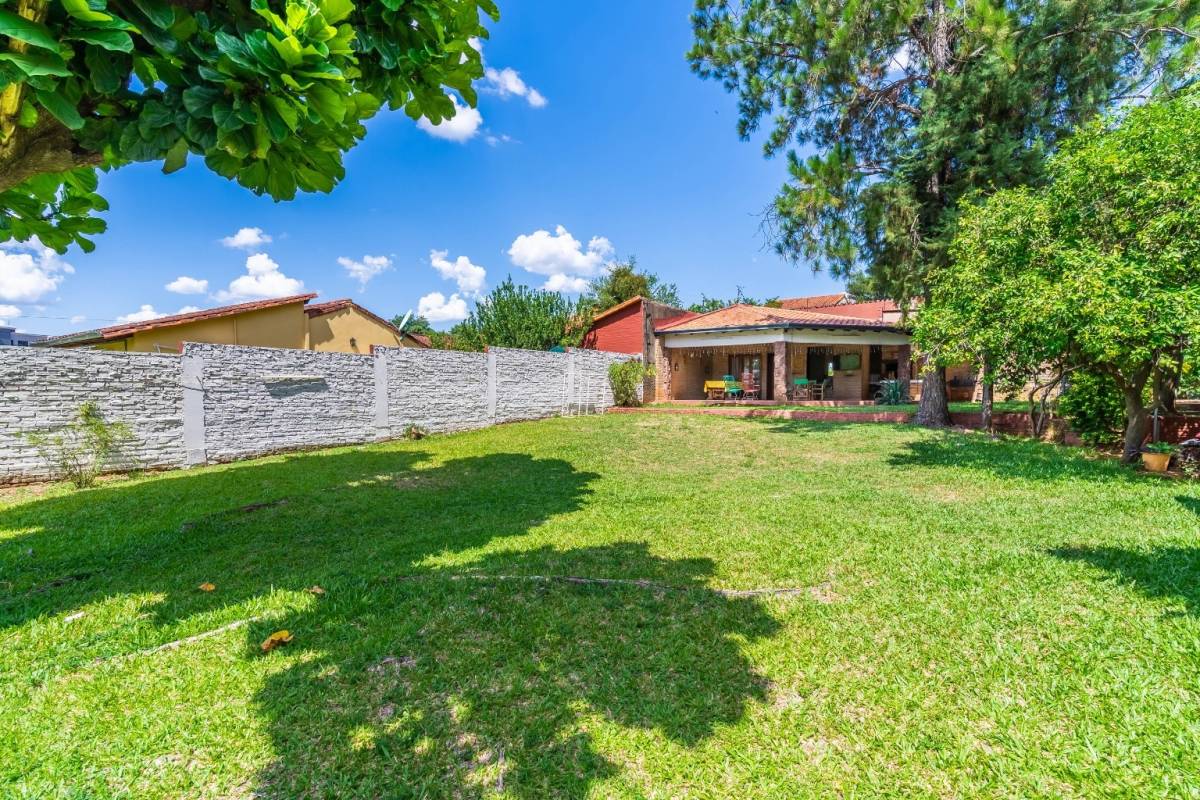 Spacious 3-bedroom residence located in Luque - imagen 2