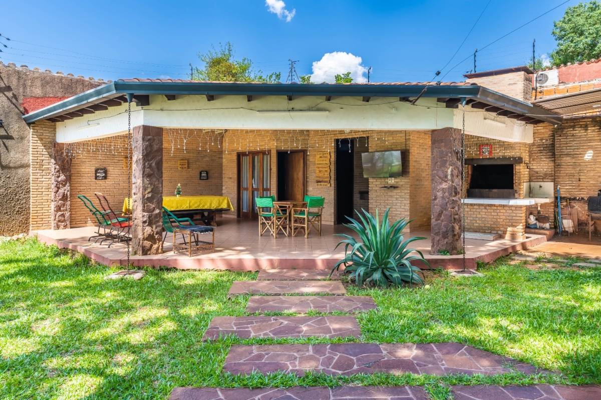 Spacious 3-bedroom residence located in Luque - imagen 3