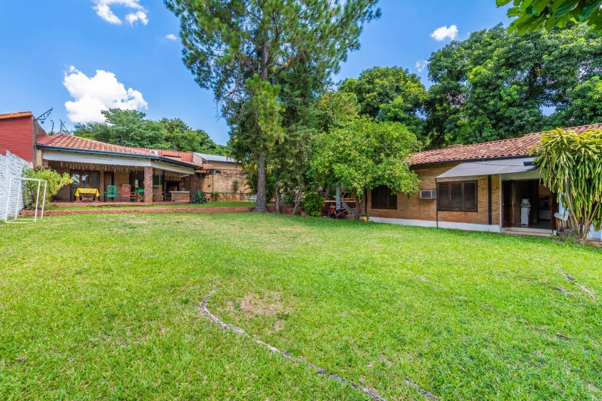 Spacious 3-bedroom residence located in Luque - imagen 4