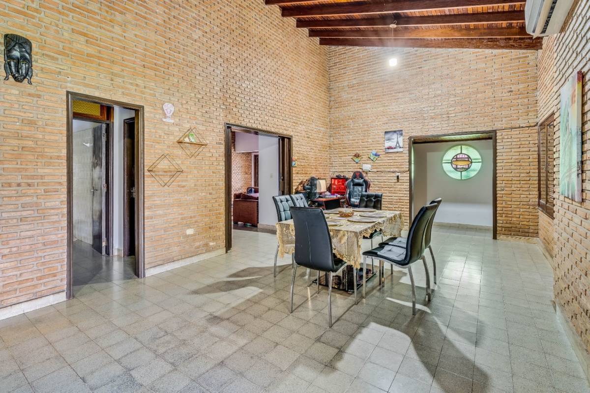 Spacious 3-bedroom residence located in Luque - imagen 5