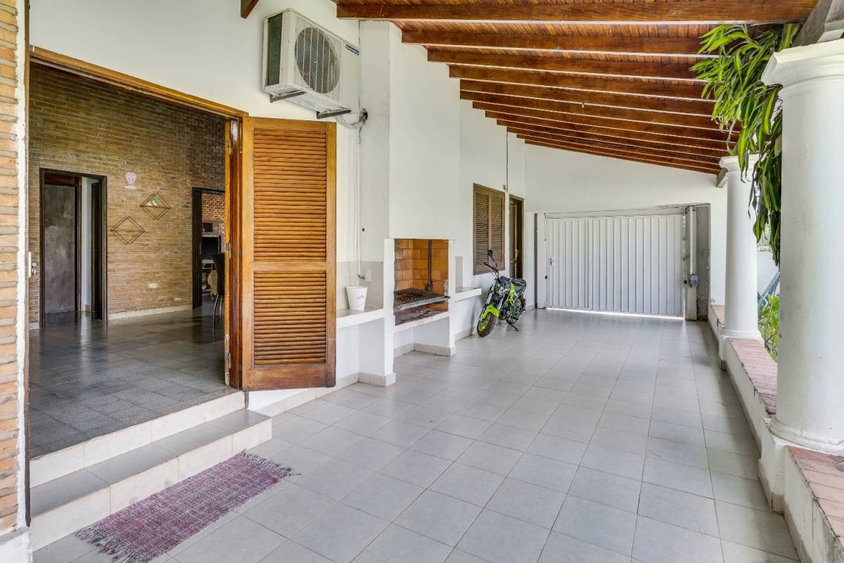 Spacious 3-bedroom residence located in Luque - imagen 7