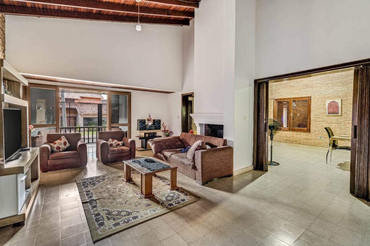Spacious 3-bedroom residence located in Luque - imagen 9