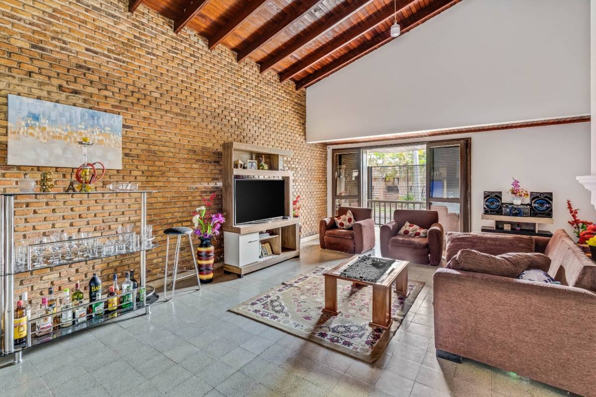 Spacious 3-bedroom residence located in Luque - imagen 17