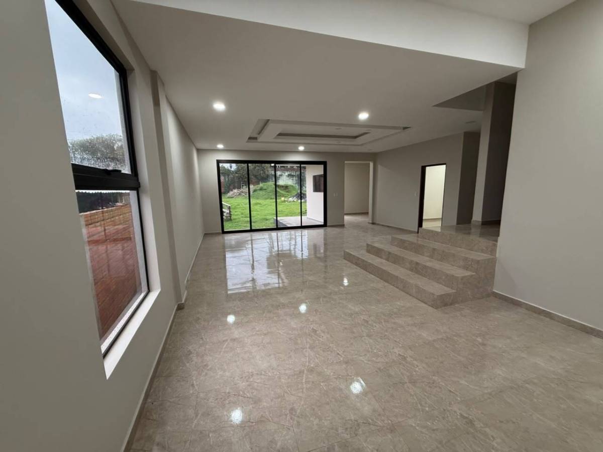 Large plot of land with a brand new house in a residential area - imagen 10