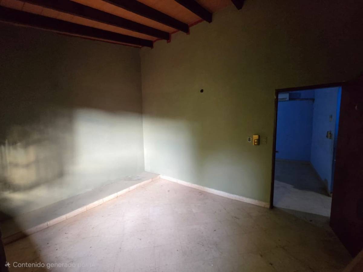 Prime Property with Access to 3 Streets, Minutes from Pinedo Shopping Mall, Fernando de la morra Asunción - 8