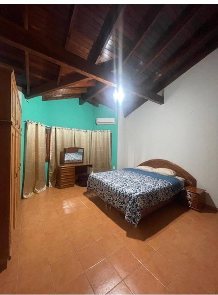 Incredible house in a residential neighborhood, for Sale in Encarnación - imagen 5