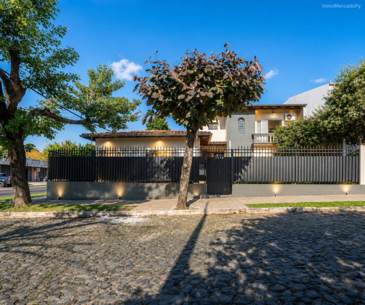 CORNER HOUSE IN THE NAZARET NEIGHBORHOOD, Recoleta, Asunción - 1